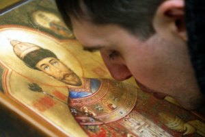 Ortodoxos russos beijos fiéis o ícone de São Nicolau